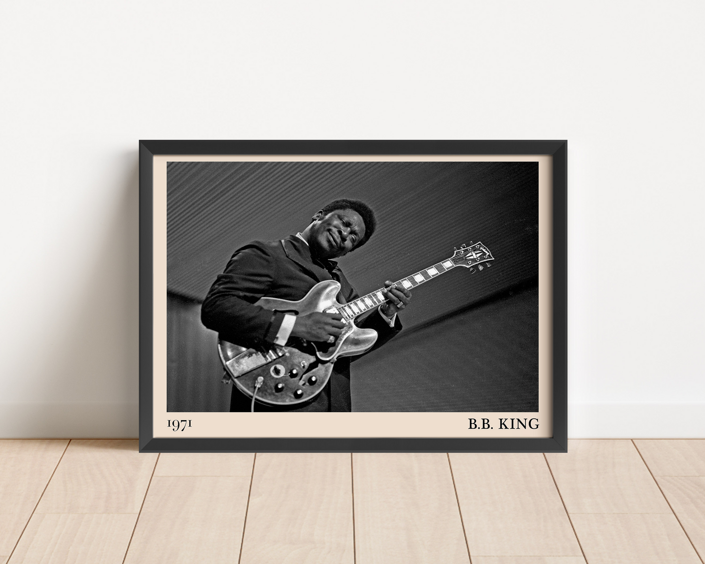 Framed poster of B.B King featuring a photo from the legendary Heinrich Klaffs, leaning against a white wal